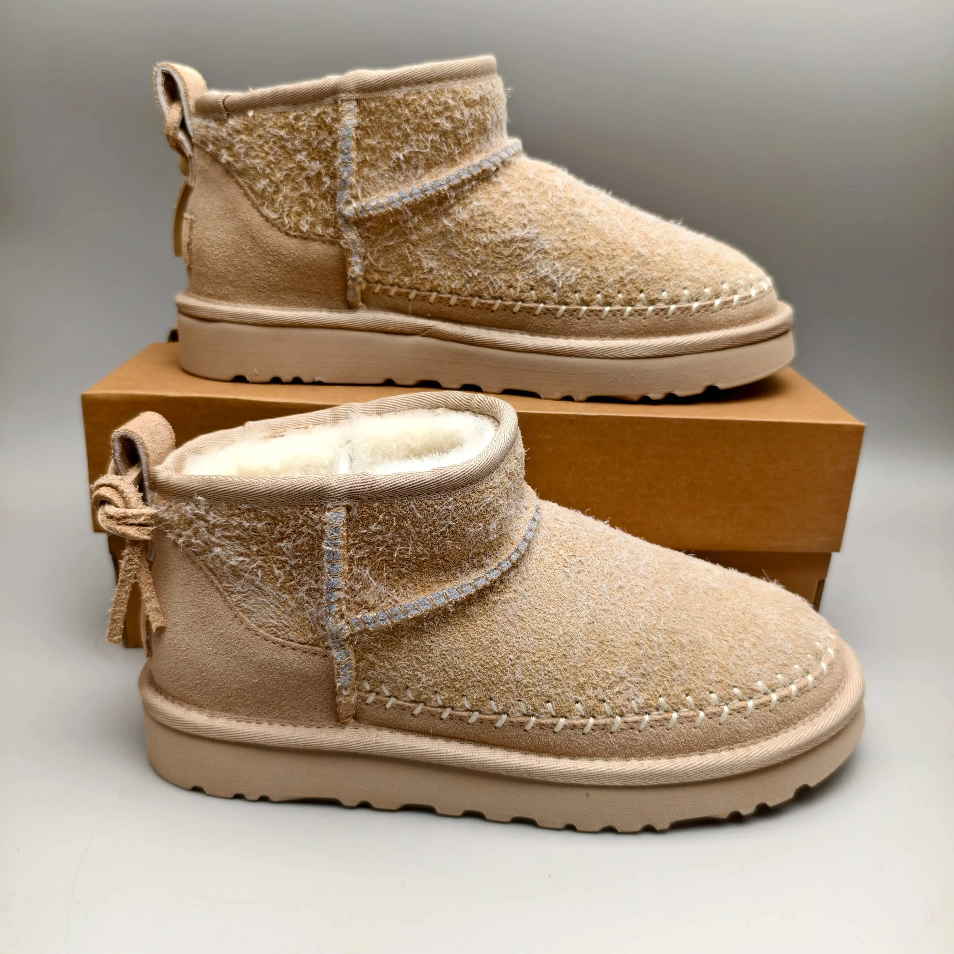 💰520 UGG sheepskin all-in-one snow boots 1538 Features anti-suede back strap women's shoes Color: sand brown Matching size: 35-40